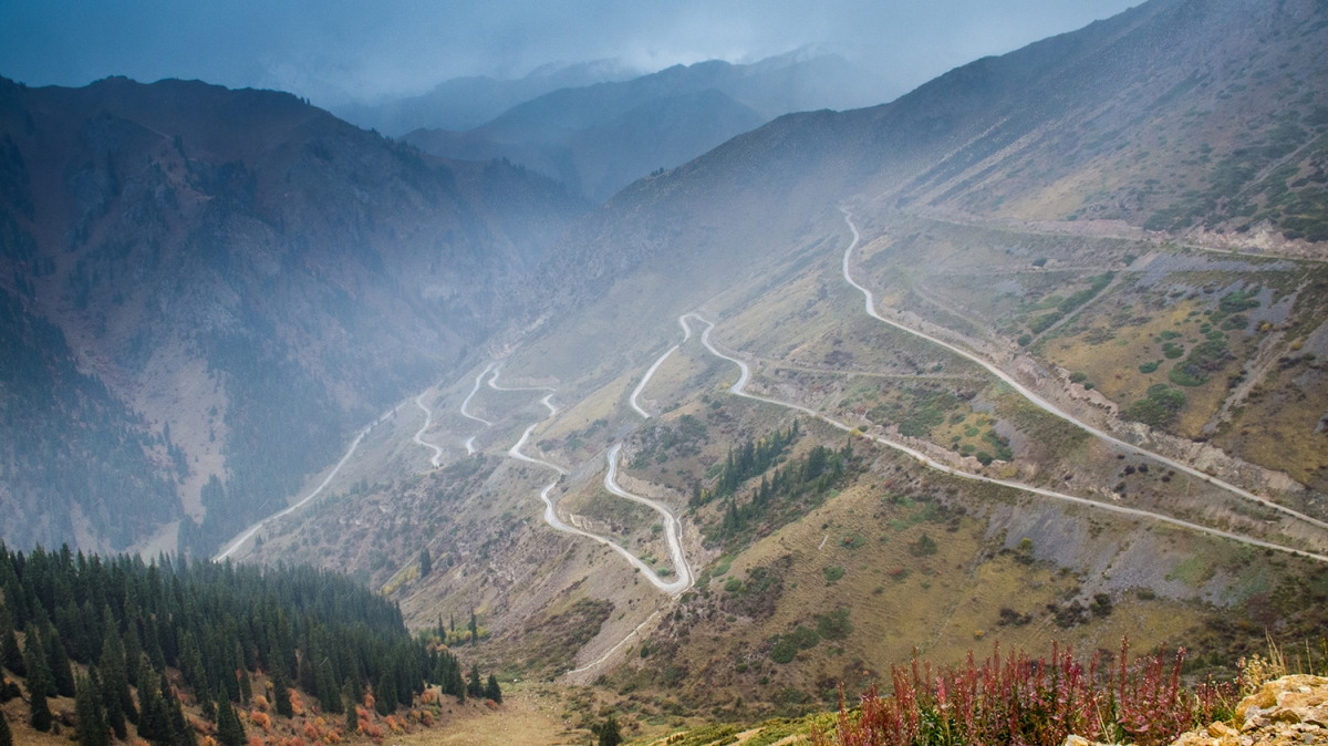 Дорога к озеру Сонкуль. Фото: Анатолий Жидков