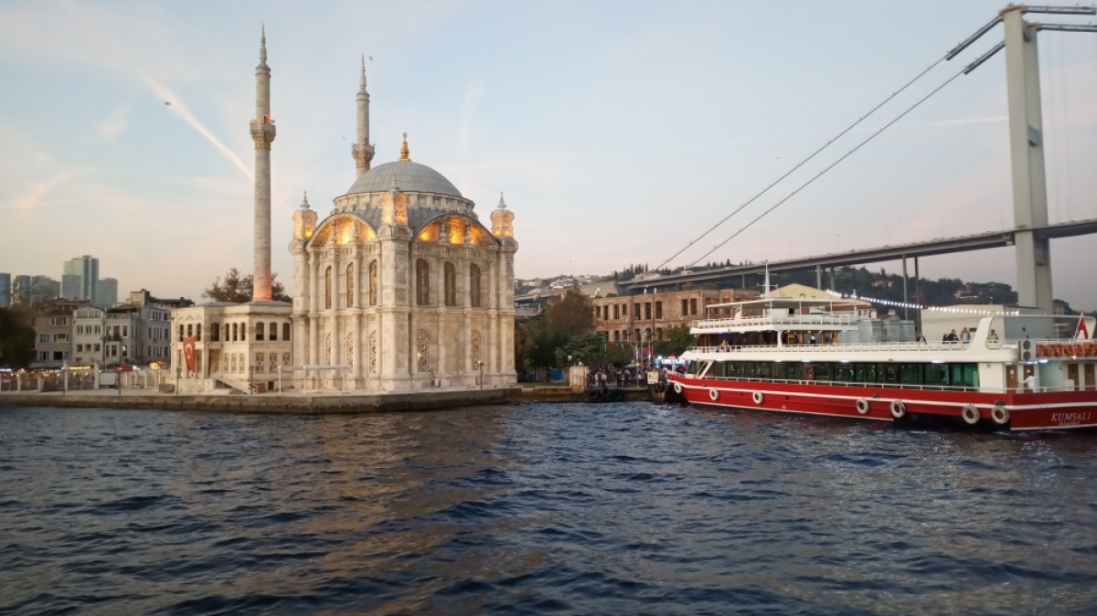Мечеть Ортакёй и Первый Босфорский мост. Фото нашего гида Ирины Пряничниковой