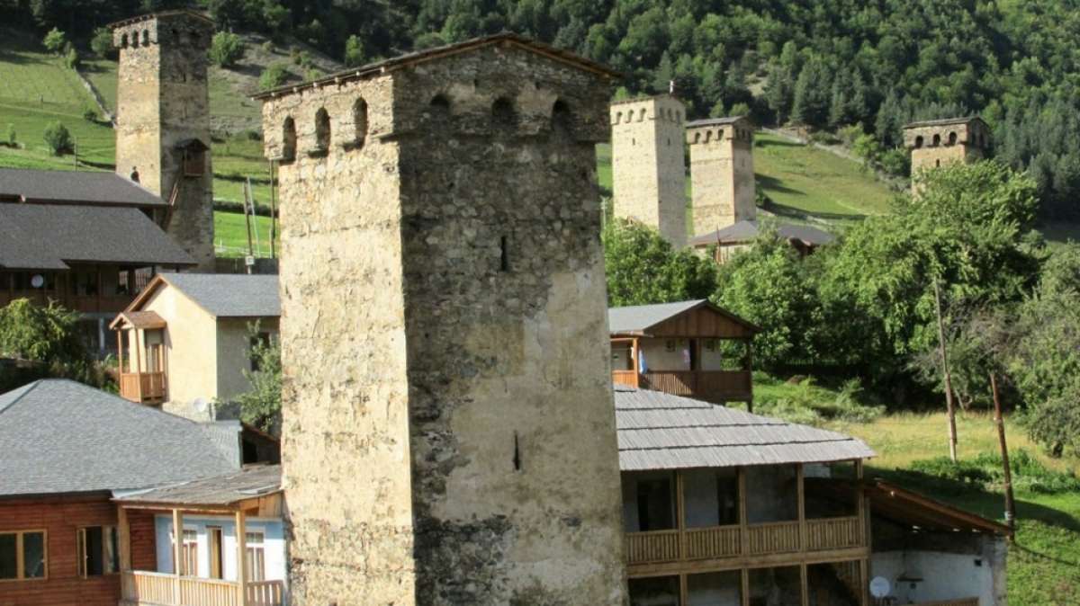 Древние башни Местии. Фото нашего гида Ирины Пряничниковой.