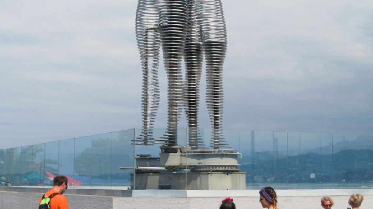 Памятник Нино и Али. Фото нашего гида Ирины Пряничниковой