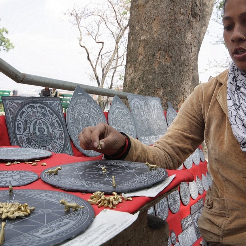 Это лучший сувенир из Непала! Тибетские шахматы. Очень увлекательная игра! Местные научат.