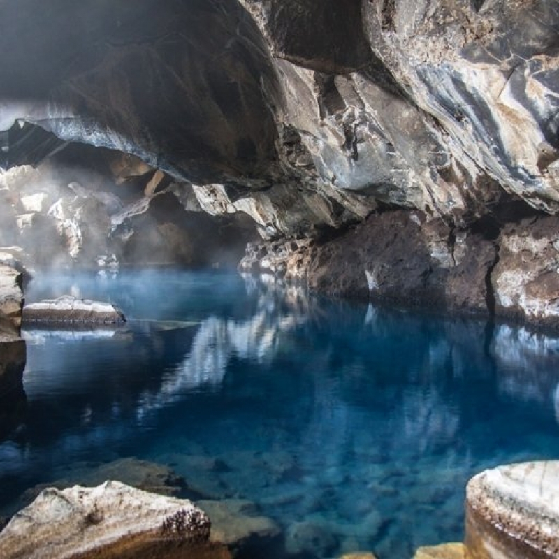 Пещера с горячей подземной рекой