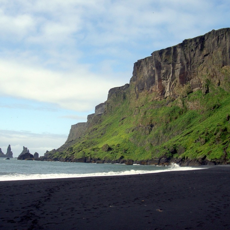 Пляж с чёрным вулканическим песком возле деревни Вик