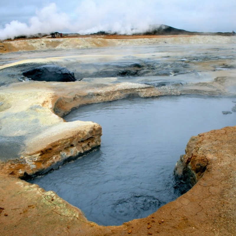 Долина бурлящих серных источников Квераренд