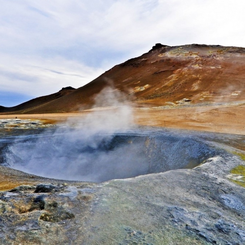 Долина бурлящих серных источников Квераренд